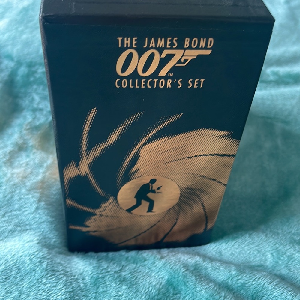 THE JAMES BOND 007 COLLECTOR’S SET